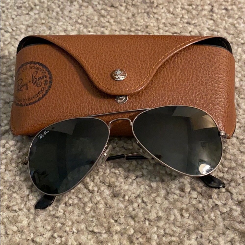 Black and silver RayBan aviators